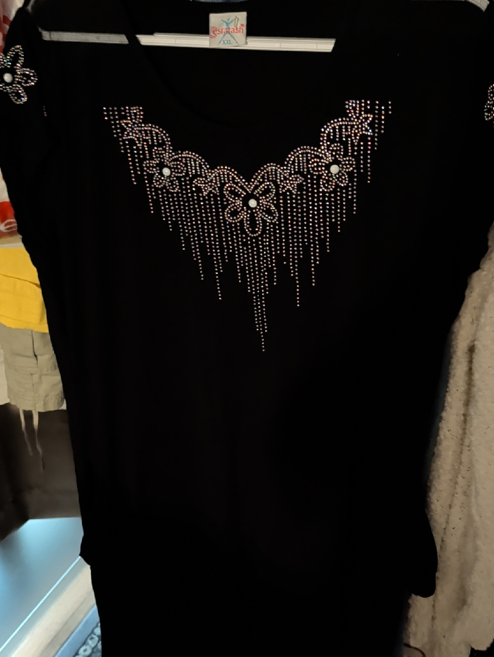 Esratsh Black Short-Sleeve Top with Rhinestone Floral Accents With Pockets XXL